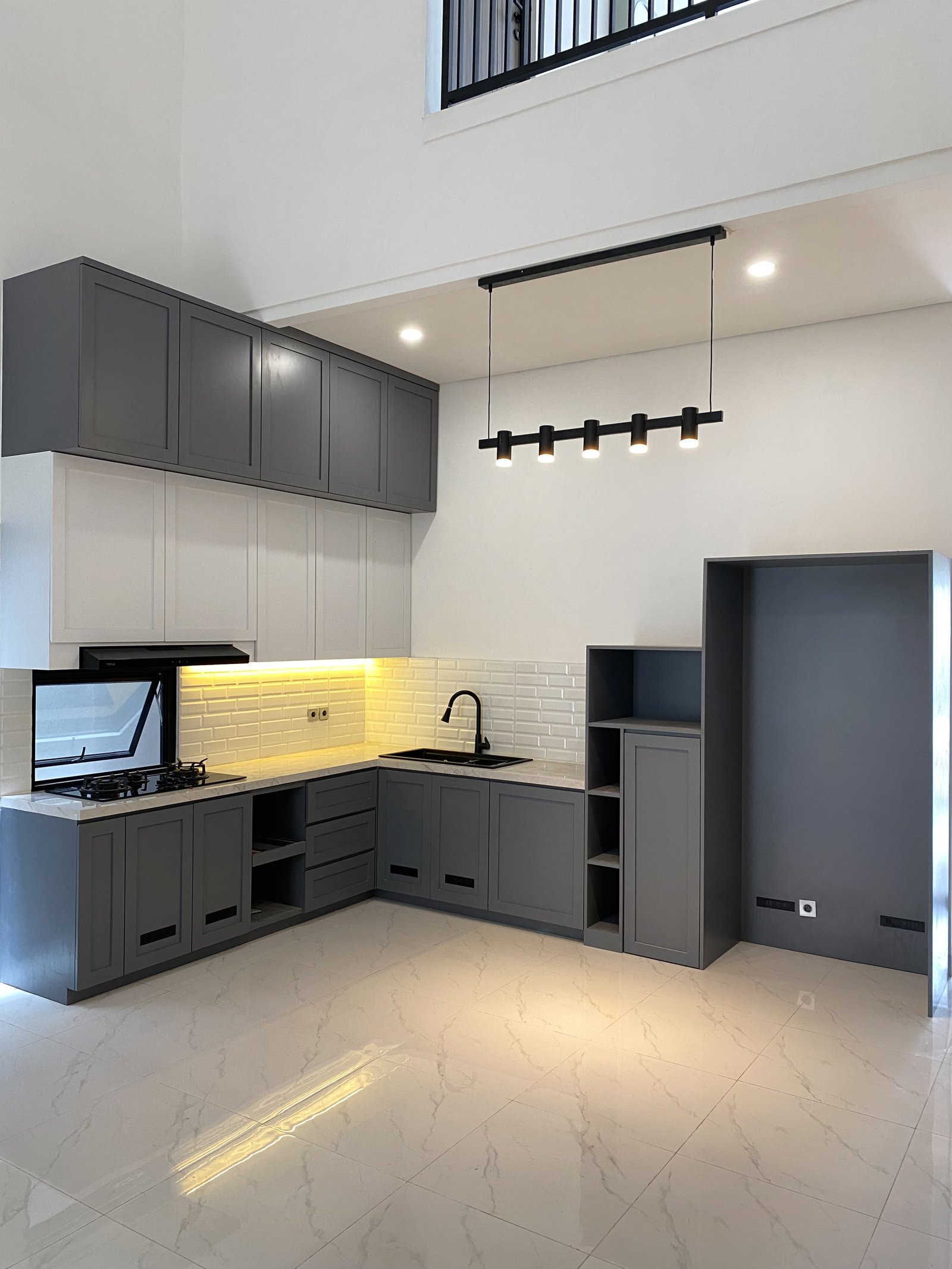 Minimalist Dark Tone Kitchen