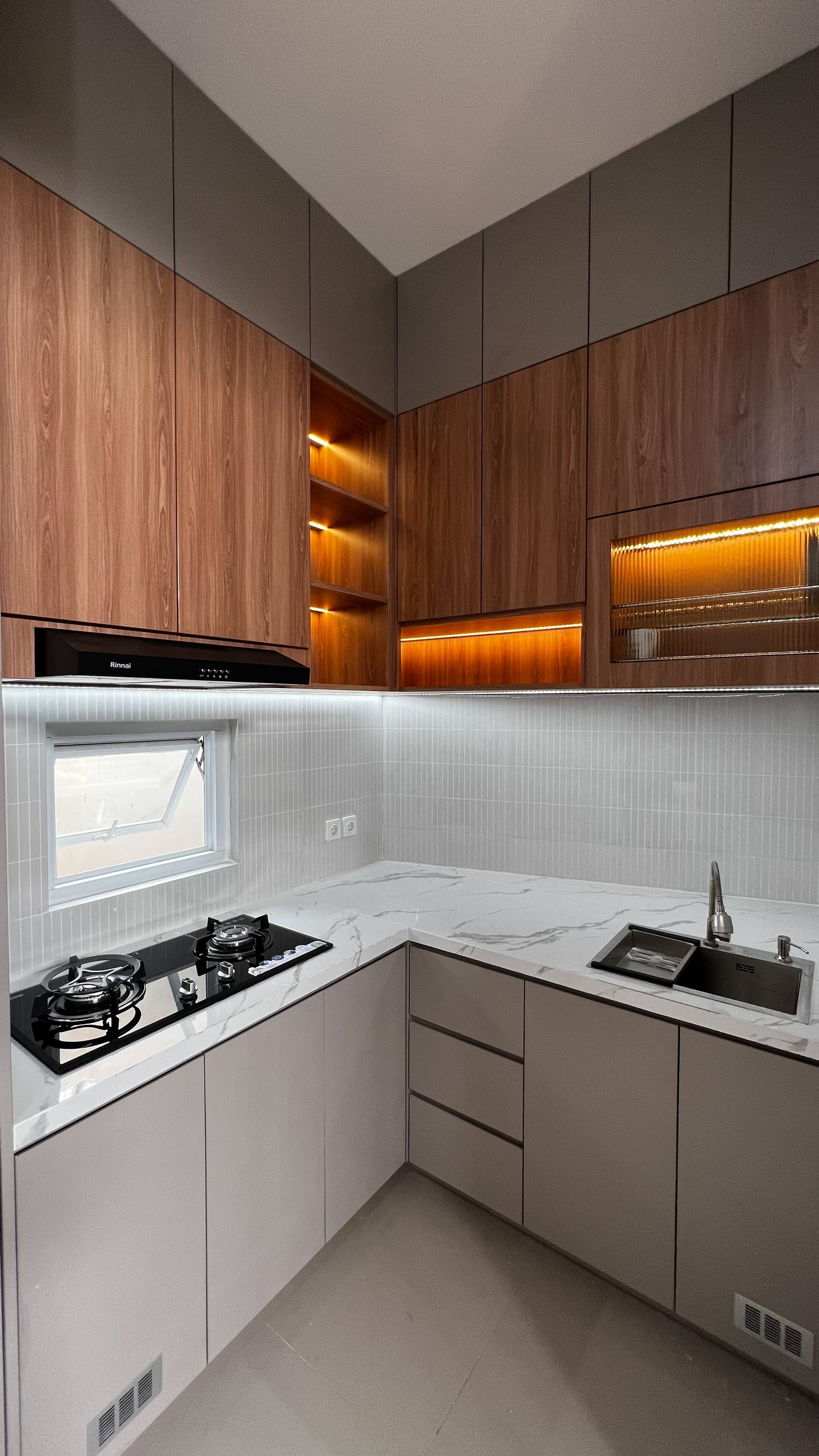 Kitchen Countertop & Pantry